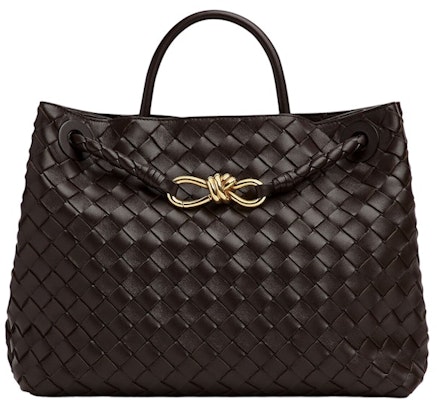 Bottega Veneta中號Andiamo提把包配滑動斜挎肩帶Intrecciato巧克力色。 Buy Bottega Veneta中號Andiamo提把包配滑動斜挎肩帶Intrecciato巧克力色。