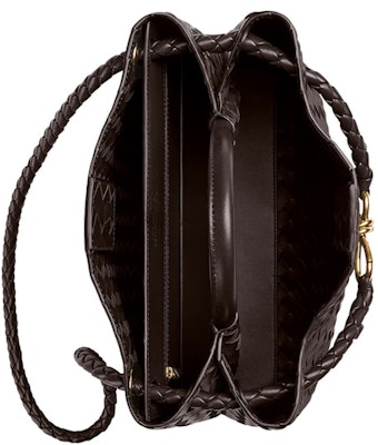 Bottega Veneta中號Andiamo提把包配滑動斜挎肩帶Intrecciato巧克力色。 Lookbook Bottega Veneta中號Andiamo提把包配滑動斜挎肩帶Intrecciato巧克力色。