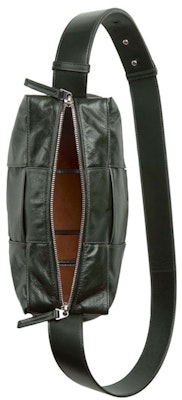 葆蝶家 中号 Arco 相机包 深绿色 Lookbook 葆蝶家 中号 Arco 相机包 深绿色