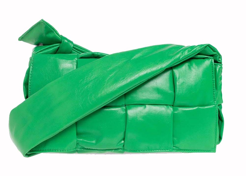 Buy Bottega Veneta中號絎縫技術棋盤紋斜挎包Parakeet。