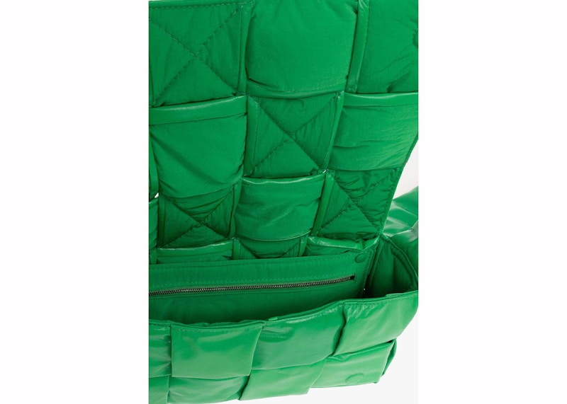 Lookbook Bottega Veneta中號絎縫技術棋盤紋斜挎包Parakeet。