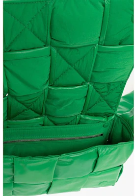 Bottega Veneta中號絎縫技術棋盤紋斜挎包Parakeet。 Lookbook Bottega Veneta中號絎縫技術棋盤紋斜挎包Parakeet。