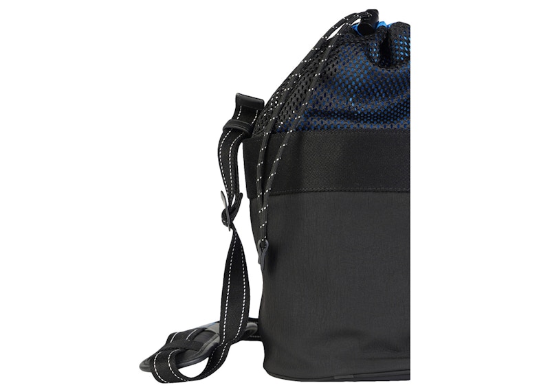 Lookbook 葆蝶家蓝色多色尼龙水桶包