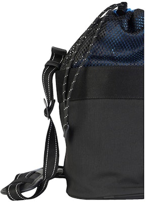 葆蝶家蓝色多色尼龙水桶包 Lookbook 葆蝶家蓝色多色尼龙水桶包