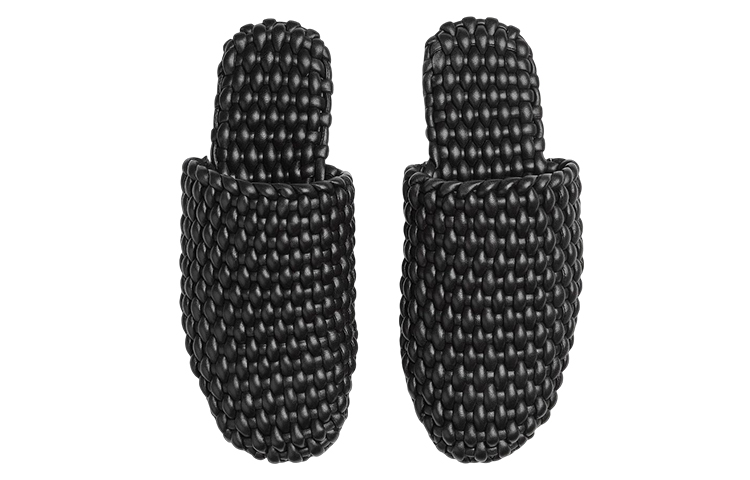 Order 葆蝶家 黑色露趾便鞋 716265V2IL01000