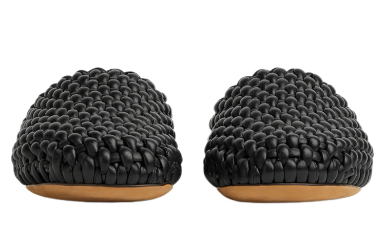 Lookbook 葆蝶家 黑色露趾便鞋 716265V2IL01000