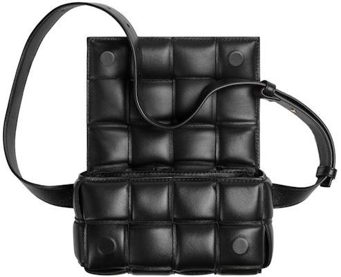 葆蝶家黑色绗缝编织腰包 Lookbook 葆蝶家黑色绗缝编织腰包