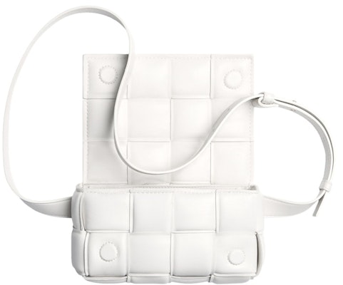 Bottega Veneta Padded Cassette Beg Pinggang Intreccio Putih Lookbook Bottega Veneta Padded Cassette Beg Pinggang Intreccio Putih