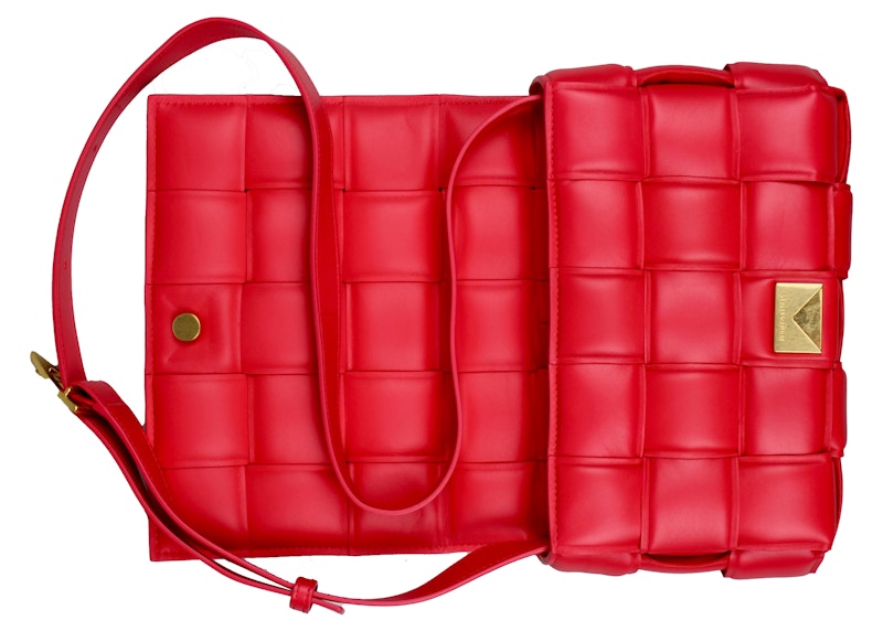 Lookbook ボッテガ・ヴェネタ パデッドカセット チェリーレッド
