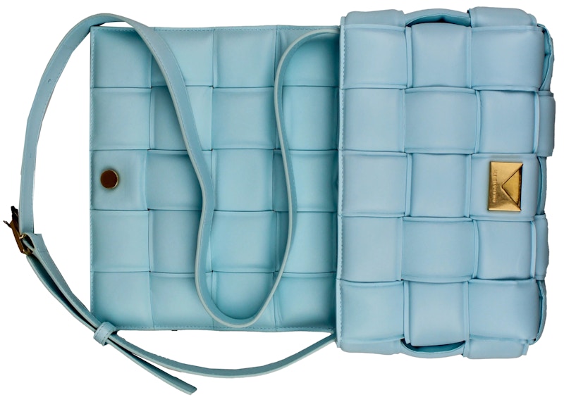 Lookbook Bottega Veneta Padded Cassette Azul Claro