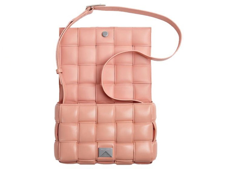 Lookbook ボッテガ・ヴェネタ パデッドカセット ピーチカラー