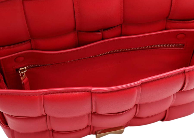 Lookbook Bottega Veneta Bolso Bandolera Intreccio Acolchado Rojo