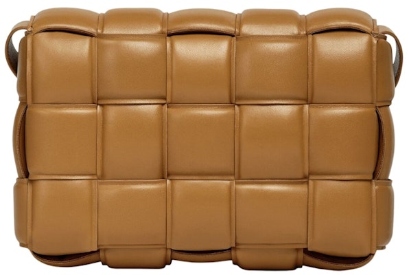 葆蝶家垫绗编织卡带斜挎包焦糖色 Lookbook 葆蝶家垫绗编织卡带斜挎包焦糖色