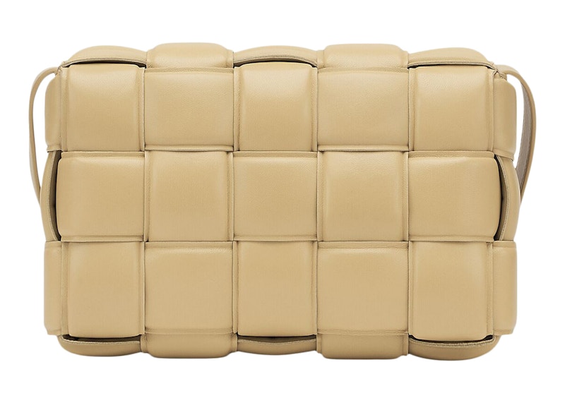 Lookbook Bottega Veneta Padded Intreccio Cassette Crossbody Beg Porridge