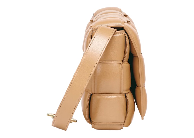 Lookbook ボッテガ・ヴェネタ パデッドイントレッチョカセットクロスボディバッグ アーモンド