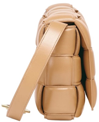 ボッテガ・ヴェネタ パデッドイントレッチョカセットクロスボディバッグ アーモンド Lookbook ボッテガ・ヴェネタ パデッドイントレッチョカセットクロスボディバッグ アーモンド