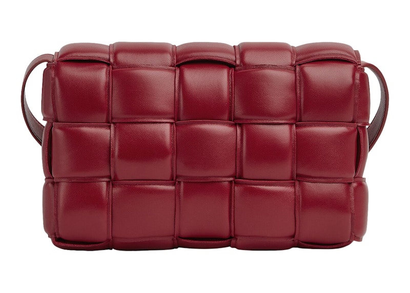 Lookbook ボッテガヴェネタ パデッドイントレッチョ カセッテ クロスボディバッグ ダークレッド