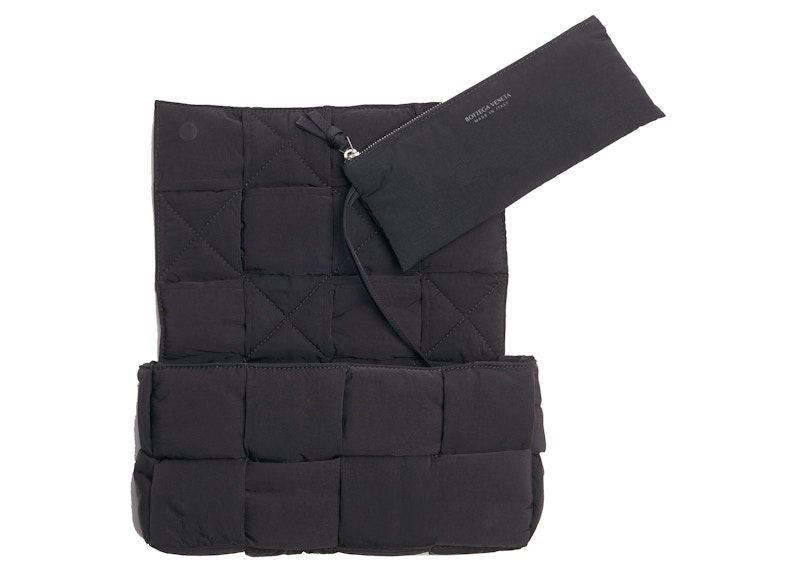 Lookbook Bottega Veneta Tech Cassette Acolchado Negro