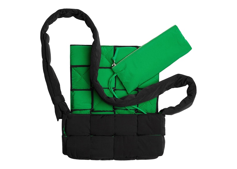 Lookbook Bottega Veneta Beg Sandang Intreccio Sederhana Hitam/Parakeet