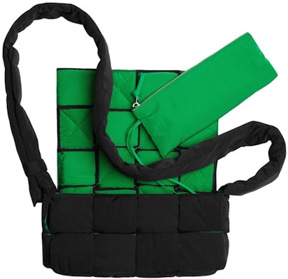 葆蝶家中号科技绗缝编织斜挎包黑色/鹦鹉绿色 Lookbook 葆蝶家中号科技绗缝编织斜挎包黑色/鹦鹉绿色