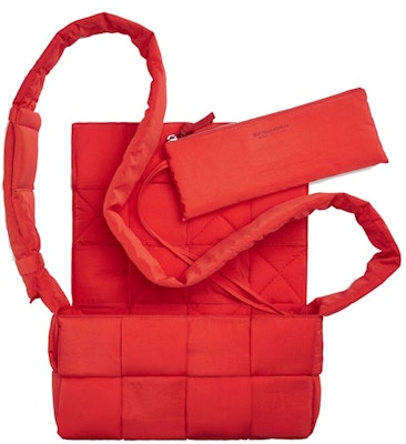 Bottega Veneta 番茄紅色軟墊科技編織袋 Lookbook Bottega Veneta 番茄紅色軟墊科技編織袋