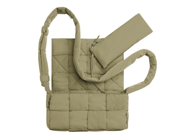 Lookbook 葆蝶家软垫Tech卡塞特浅米色包包