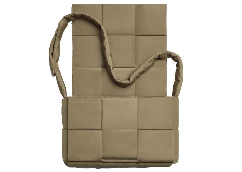 Lookbook ボッテガ・ヴェネタ ピローカセット トープ
