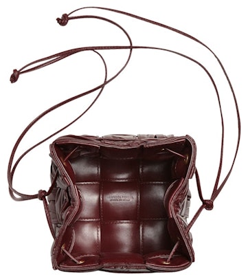 보테가 베네타 플리세 인트레치오 카세트 미니 버킷백 (바롤로)
Lookbook 보테가 베네타 플리세 인트레치오 카세트 미니 버킷백 (바롤로)