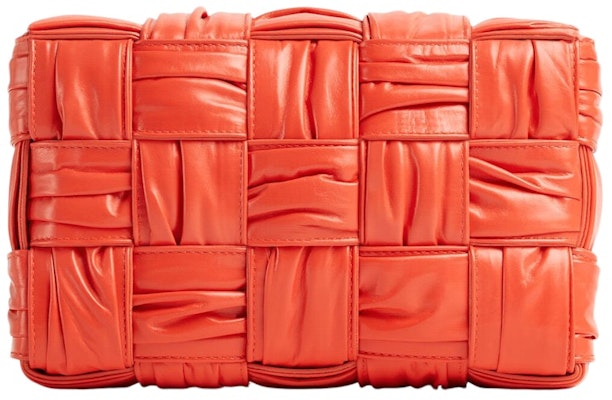 ボッテガ・ヴェネタ プリッセイントレッチオ カセットクロスボディバッグ サンバースト Lookbook ボッテガ・ヴェネタ プリッセイントレッチオ カセットクロスボディバッグ サンバースト