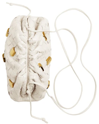 葆蝶家 小号金属装饰粉笔色手拿包 Lookbook 葆蝶家 小号金属装饰粉笔色手拿包