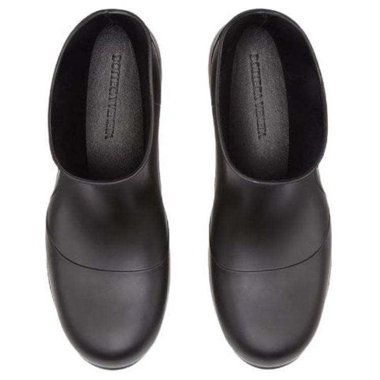 Shop 葆蝶家 Bottega Veneta Puddle 经典男款黑色橡胶短靴
