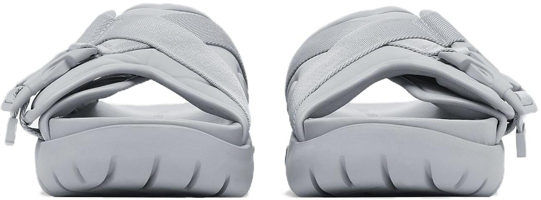 葆蝶家 時尚露趾 一字拖鞋 男款 灰色 Lookbook 葆蝶家 時尚露趾 一字拖鞋 男款 灰色