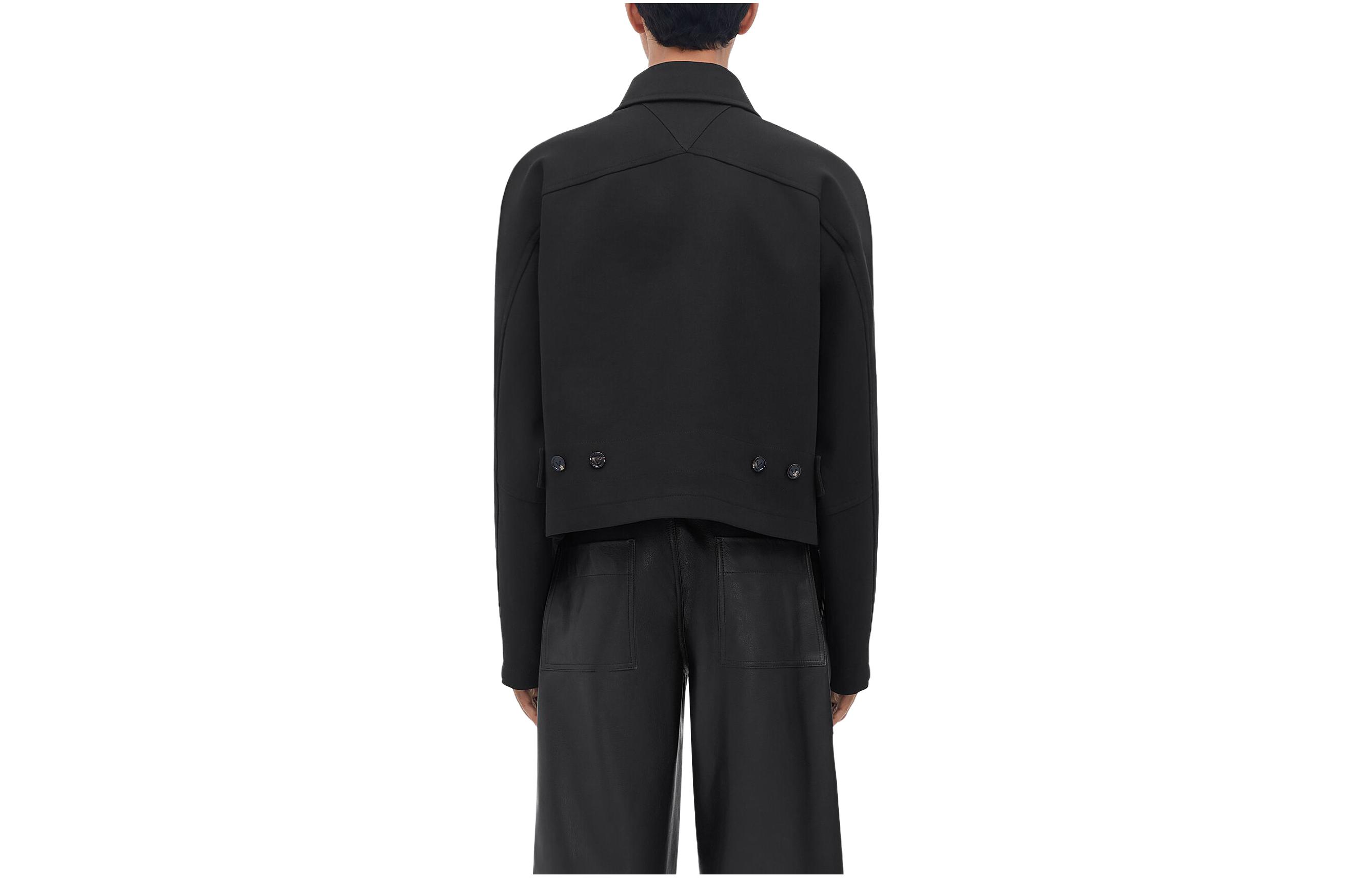 Lookbook Bottega Veneta SS23 黑色純色拉鍊休閒夾克。 720520V2KX01292