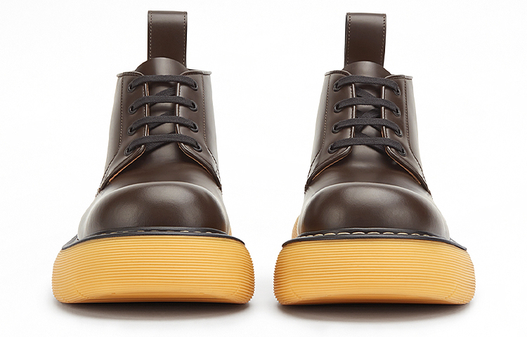 Shop 보테가 베네타 스웰 레이스업 앵클 부츠 '에보니' 651256V00H02062