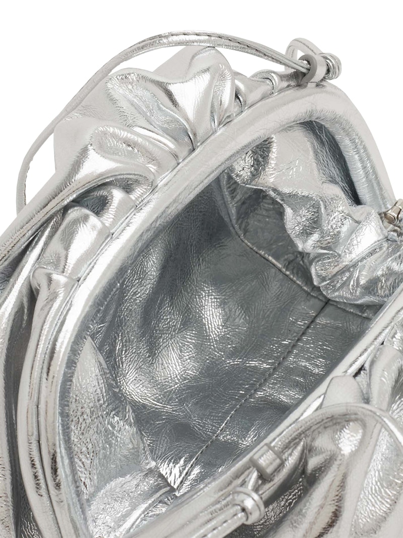 Lookbook 葆蝶家The Mini Pouch银色手拿包