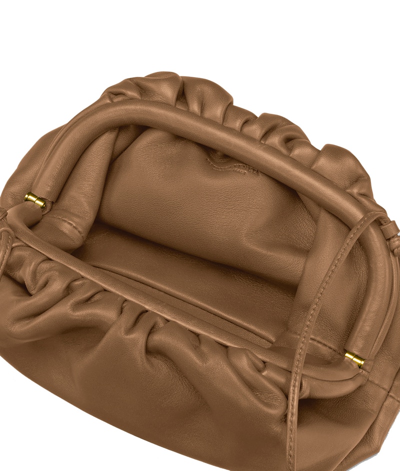 Lookbook Bottega Veneta The Pouch 20 de Cuero de Ternera Camel Beige