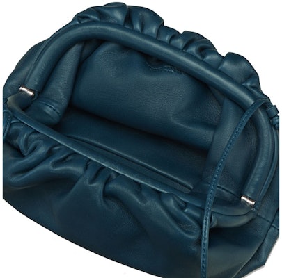 寶緹嘉 The Pouch 20 牛油小牛皮深藍款 Lookbook 寶緹嘉 The Pouch 20 牛油小牛皮深藍款