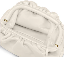 Lookbook Bottega Veneta 涼霧色奶油小牛皮The Pouch 20 手拿包