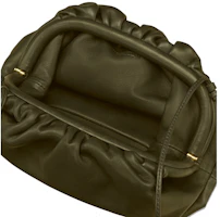 Lookbook Bottega Veneta 奶油小牛皮芥末色The Pouch 20 包包