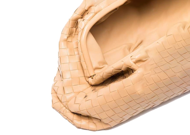 Lookbook Bottega Veneta The Pouch Almendra