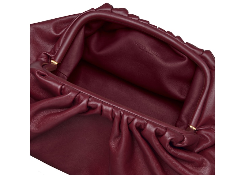 Lookbook Bottega Veneta The Pouch Butter Calf Bordeaux Beg Kulit Lembu Merah-Biru.