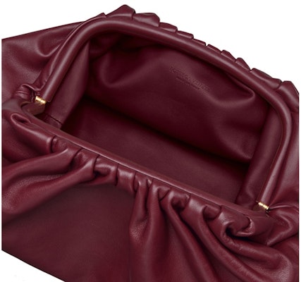 Bottega Veneta The Pouch Butter Calf Bordeaux Beg Kulit Lembu Merah-Biru. Lookbook Bottega Veneta The Pouch Butter Calf Bordeaux Beg Kulit Lembu Merah-Biru.