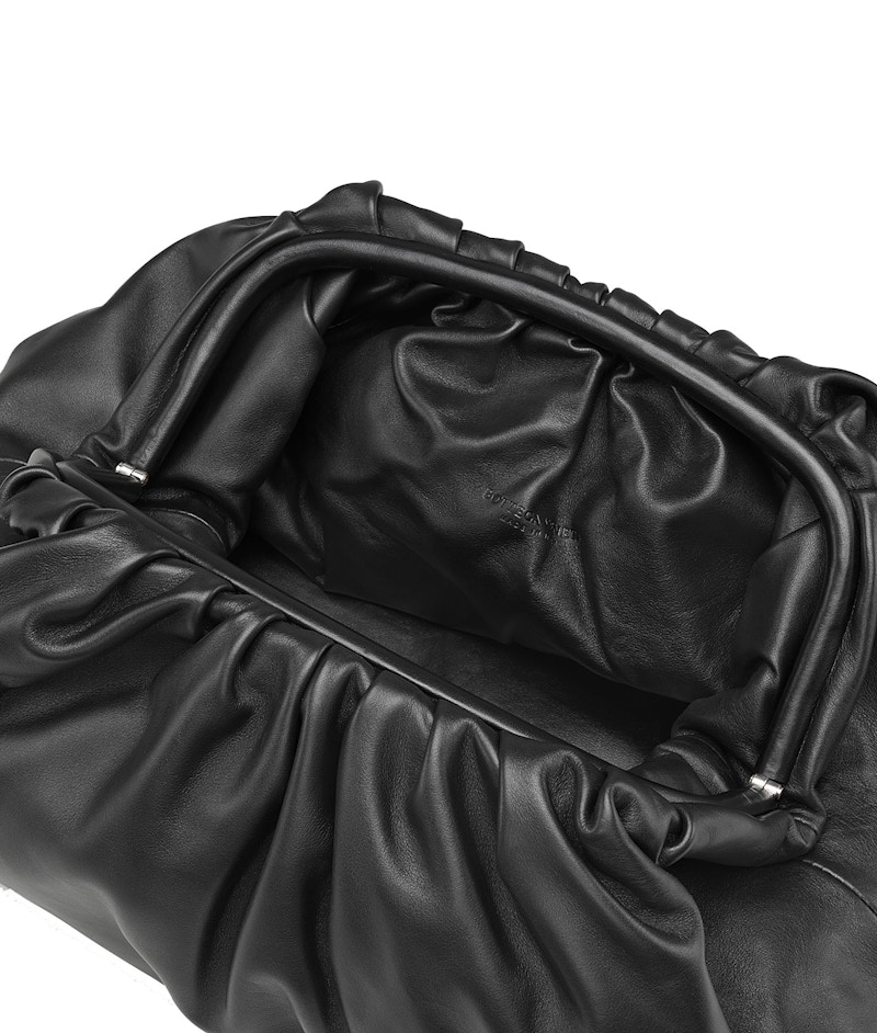 Lookbook Bottega Veneta The Pouch Butter Calf Negro