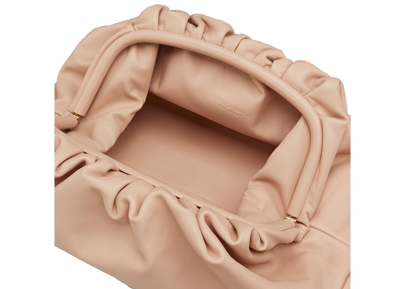 Lookbook Bottega Veneta 牛皮奶油裸色雲朵包