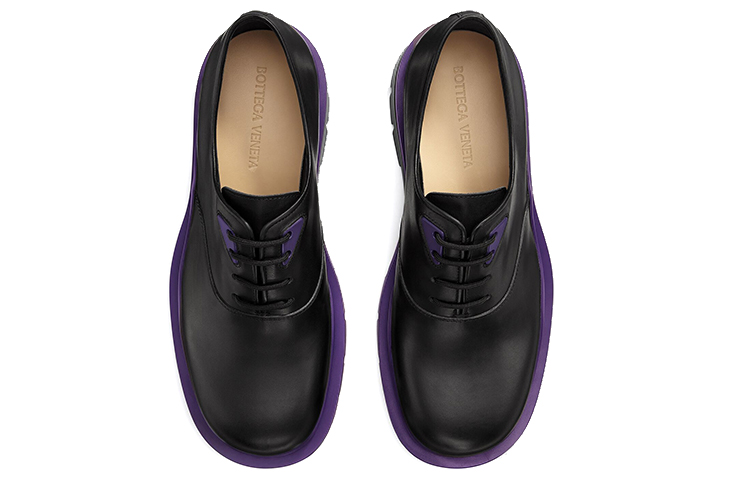 Lookbook Bottega Veneta Tire Lace-Up 'Hitam Plum' 667073VBS501395