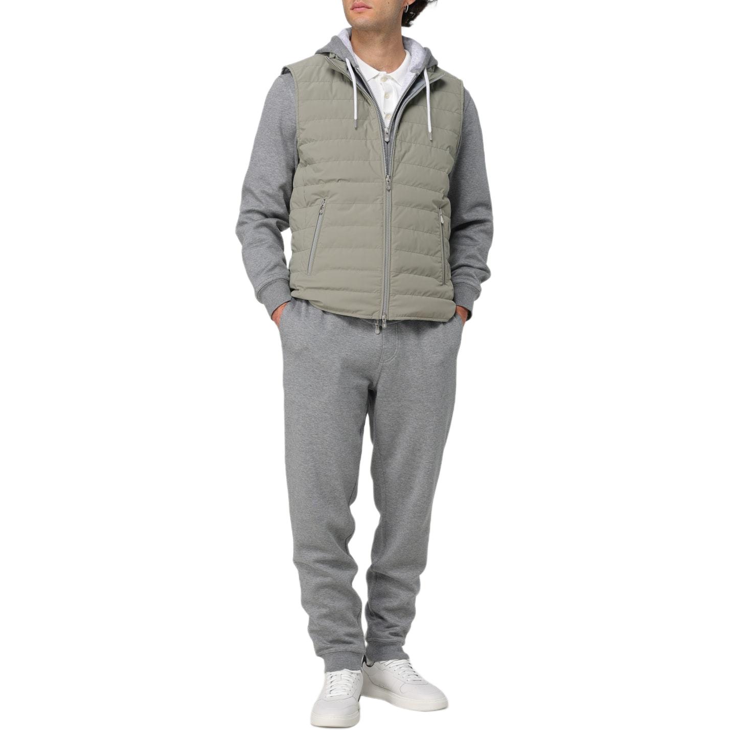 Lookbook Brunello Cucinelli 灰色中腰休閒慢跑褲 固色設計。 MM8313233G-C1253