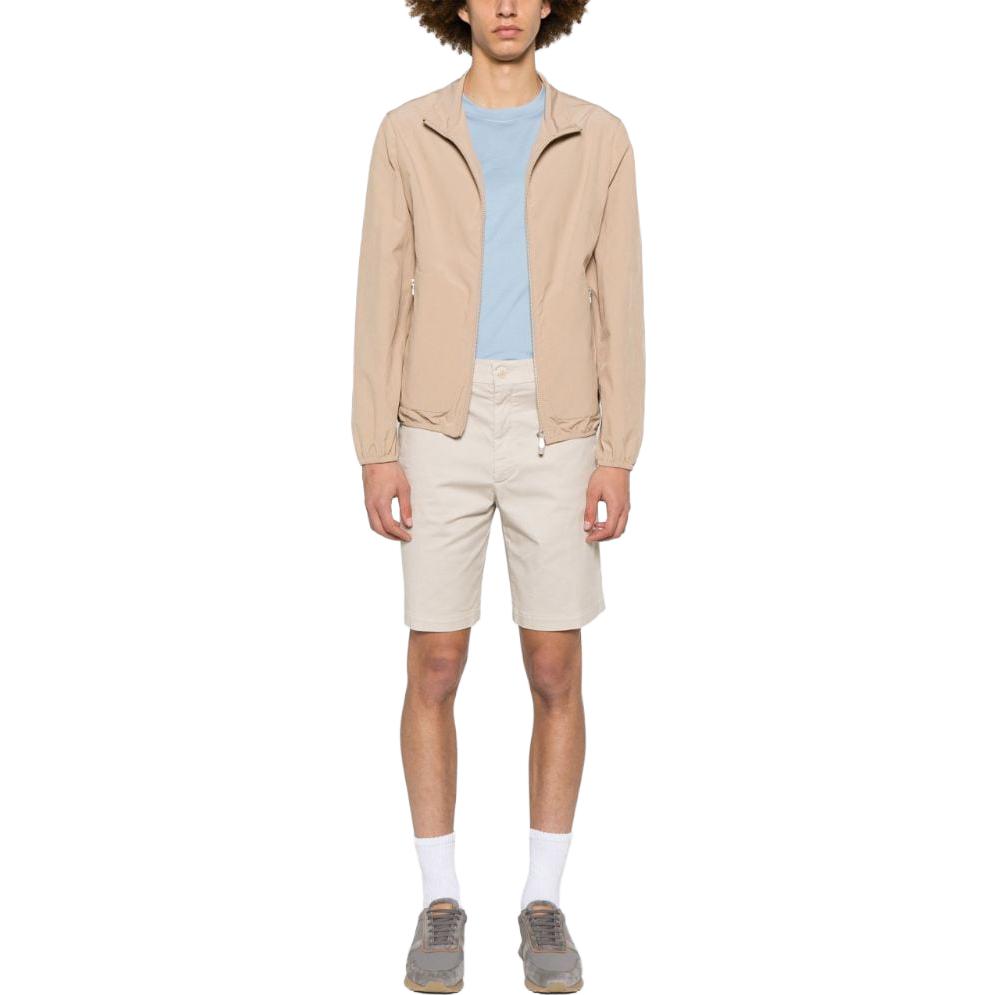 Lookbook Brunello Cucinelli FW23 褶皺直筒短褲 淺米色休閒款式。 M289LU0010-C6233