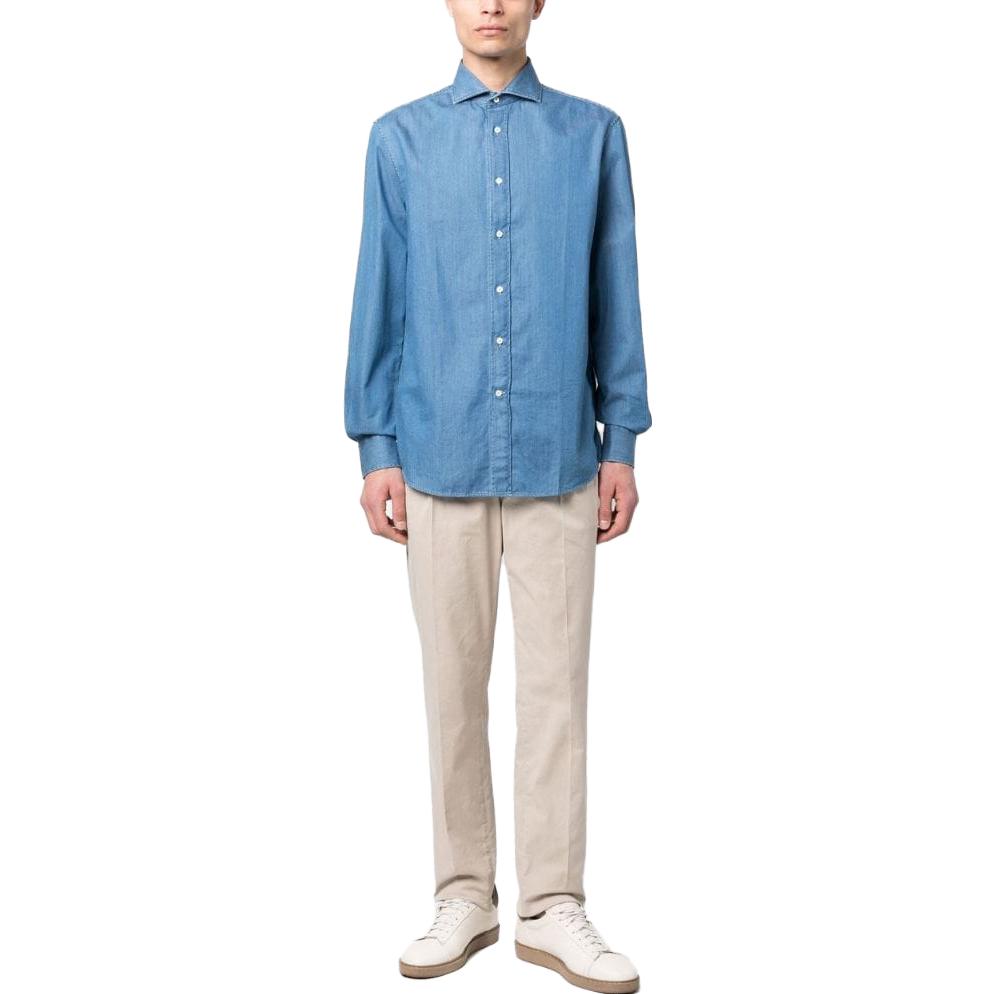Lookbook Brunello Cucinelli SS23 Kemeja Lengan Panjang Biru Denim Anti-Matahari. MR6830627-C001
