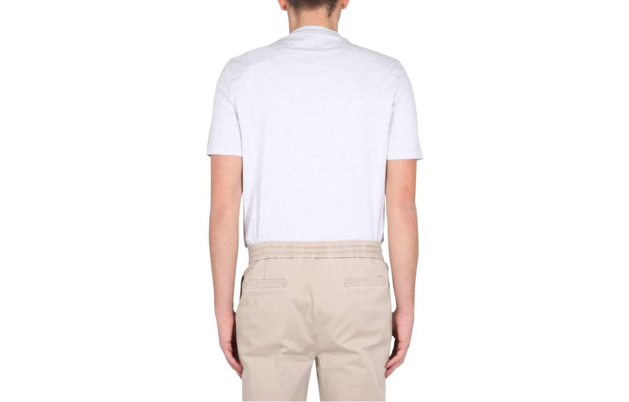 Lookbook Brunello Cucinelli SS23 刺繡灰色圓領休閒短袖T恤。 M0T617444G-CKP33