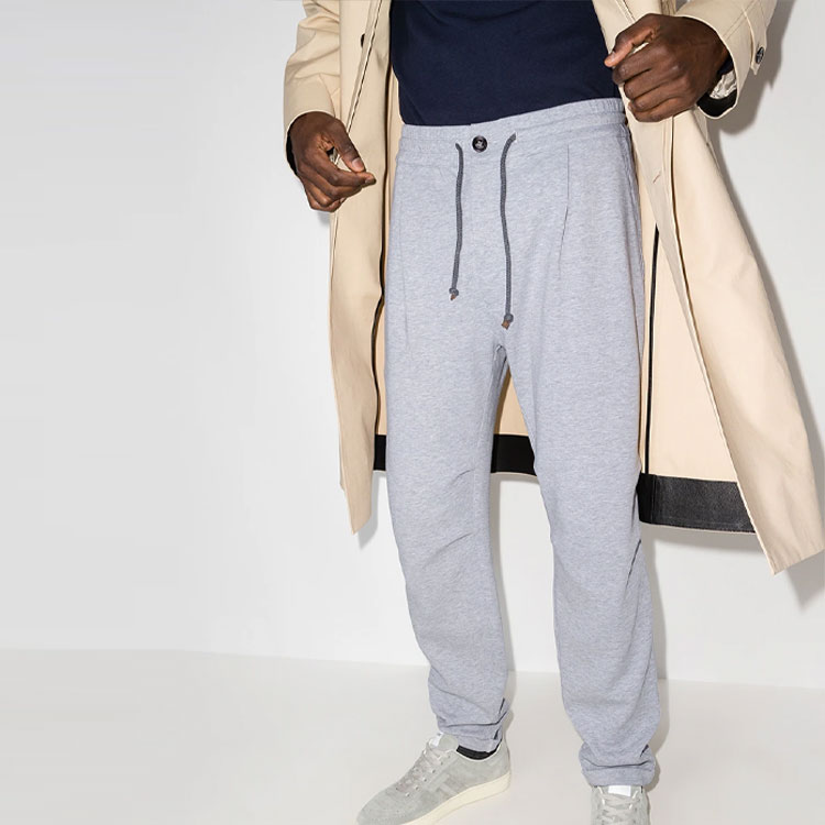 Lookbook Brunello Cucinelli 2023春夏男士灰色抽绳针织锥形休闲裤 M0T353353G-C9300